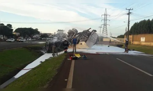 
							Carreta carregada com combustível tomba na BR-369 em Arapongas
						
						