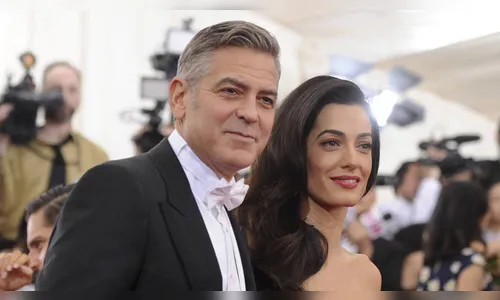 George Clooney dá fones a passageiros em avião para abafar choro dos filhos