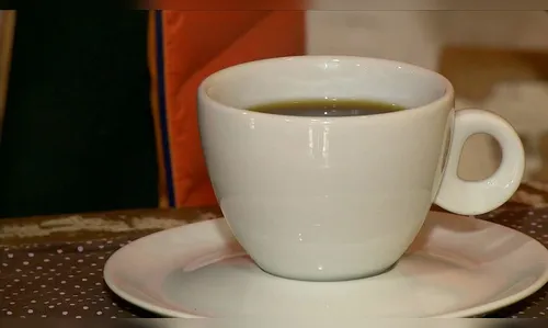 Homem finge ser policial para conseguir café com desconto