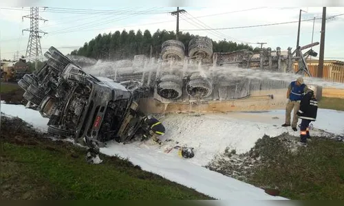 Carreta carregada com combustível tomba na BR-369 em Arapongas