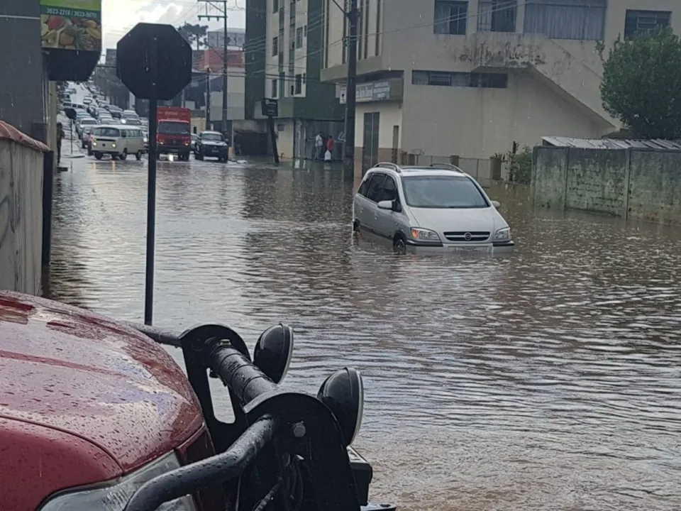 Em algumas ruas, como a Marechal Floriano Peixoto, o nível da água chegou nas portas dos carros  - Foto: Bárbara Franco/RSN