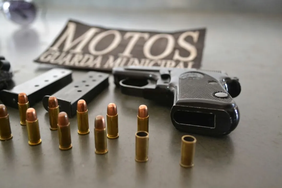 Arma e munições apreendidas com o padrasto da vítima. Foto: Fato Atual
