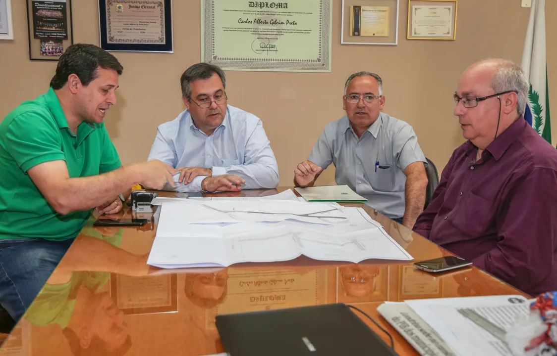 Beto Preto, Junior da Femac, vereador Poim e o secretário Herivelto Moreno observam os novos projetos par ao Pirapó