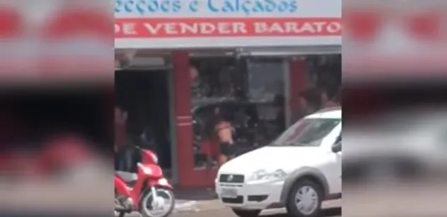 Vídeo mostra duas mulheres brigando no centro de Ivaiporã - Foto: Reprodução/YouTube