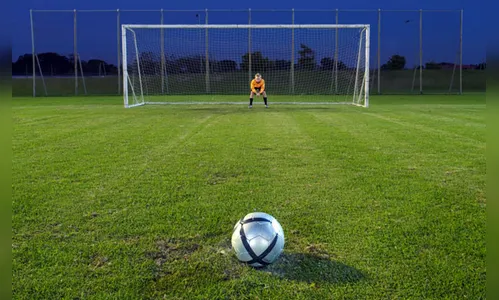 Pênalti mais perigoso do mundo: brasileiro marca gol com fuzil apontado para ele; veja vídeo