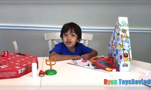 Garoto de seis anos ganha R$ 36,6 milhões por ano com canal de brinquedos