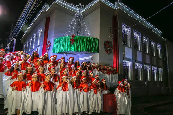 Cantata de Natal das escolas municipais leva emoção à Praça Rui Barbosa