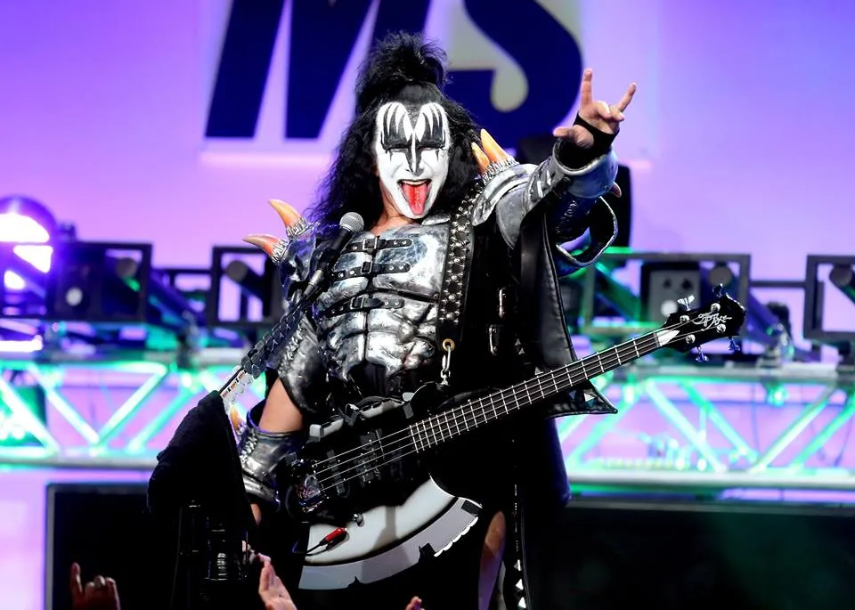 Líder do Kiss, Gene Simmons é processado por assédio sexual