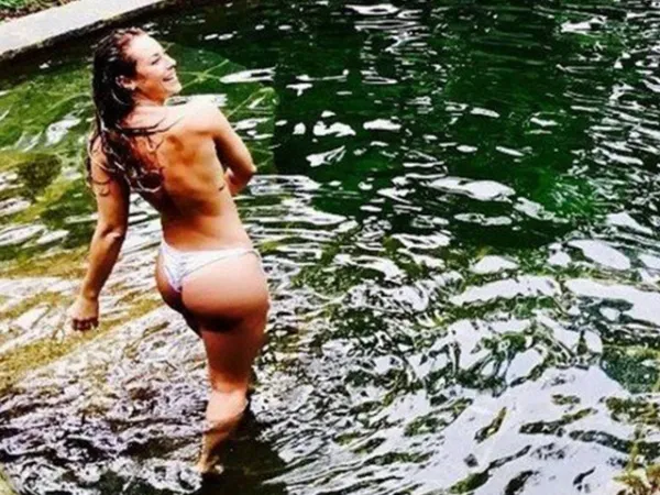 De calcinha e de topless, Paolla Oliveira diz que natureza é movimento