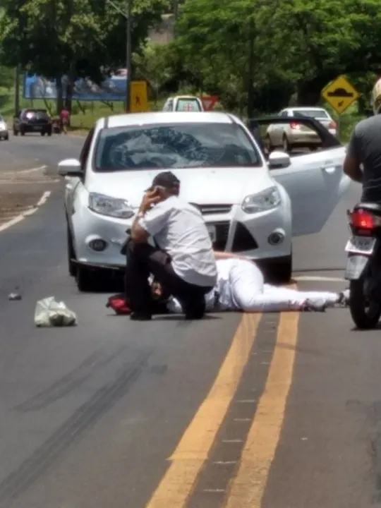 Acidente entre carro e moto deixa mulher ferida em Apucarana