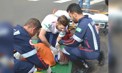 Idoso é atropelado por moto ao atravessar rua 