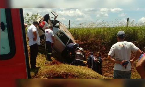 Motorista fica ferido após capotar carro na BR-369 em Arapongas