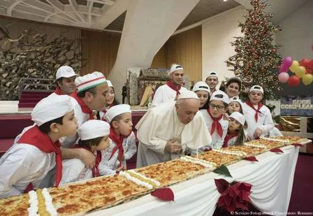 Bolo especial enviado para Papa: envolto por glacê branco e decorado com uma imagem do pontífice como herói - Foto: AFP