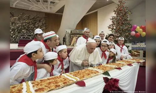 Papa Francisco festeja 81 anos com 'bolo de herói' e velinhas em pizza no Vaticano