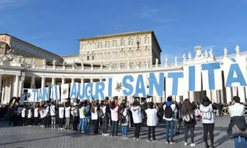 
							Papa Francisco festeja 81 anos com 'bolo de herói' e velinhas em pizza no Vaticano
						
						
