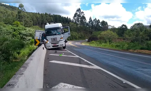 Caminhão tomba na BR-376 e deixa trânsito lento 