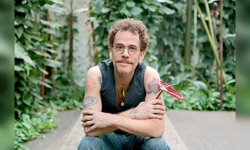 Nando Reis responde fã sobre cor do tênis de Cássia Eller