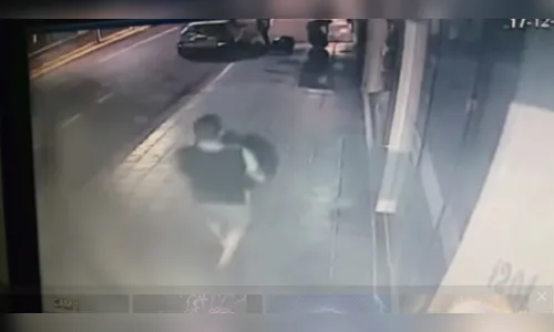 Bandidos invadem loja e furtam 400 peças de roupas