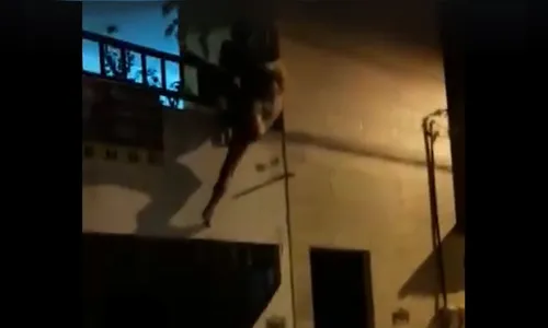 Mulher de 80 anos é agredida pelo filho adotivo e jogada de edifício; veja vídeo