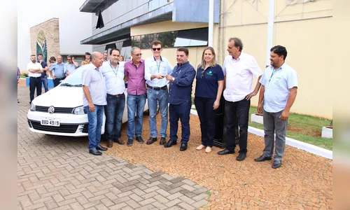 Emater de Arapongas recebe veículo novo