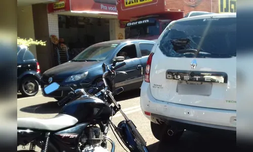 Rapaz fica ferido após acidente entre carro e moto