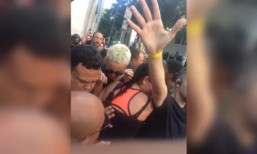 Multidão em São Paulo avança em cima de Pabllo Vittar