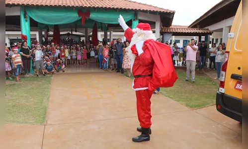 Papai Noel dos correios emociona escola de Tamarana