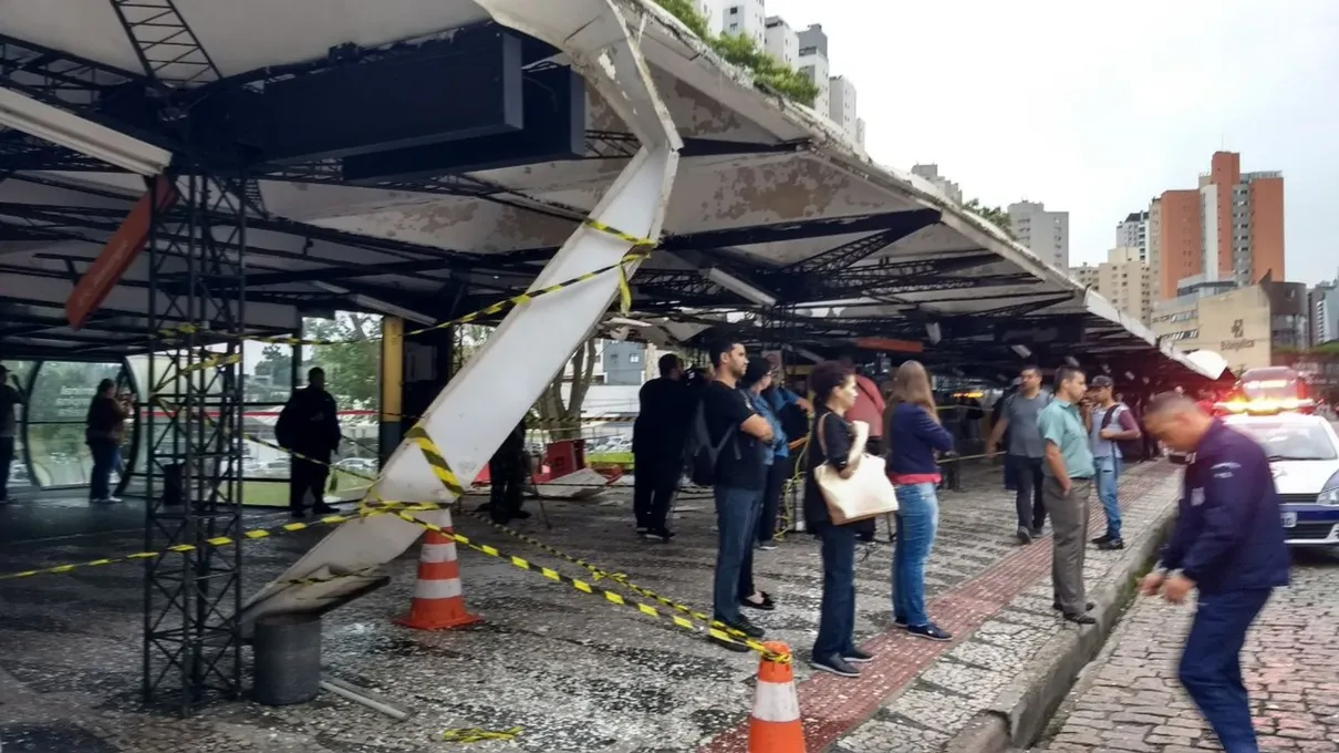 Parte de um terminal de ônibus em Curitiba ficou danificada com a explosão - Foto: Karine Garcia/RPC