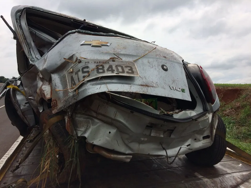 GM Celta capotou e teve danos de grande monta: motorista ficou ferida - Foto: Reprodução/Whatsapp