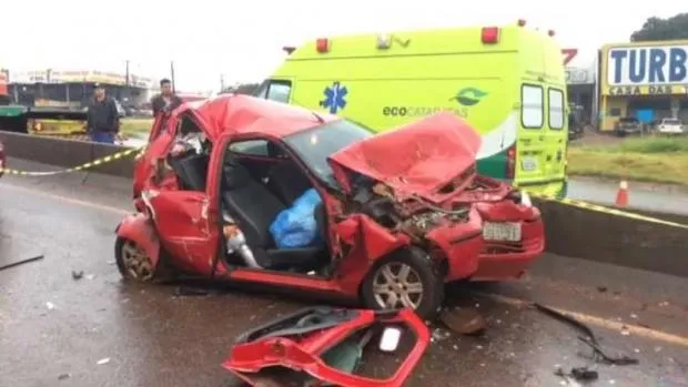 Engavetamento com seis veículos deixa duas pessoas em estado grave