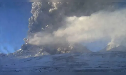 Vulcão entra em erupção na Rússia