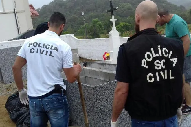 Corpo estava enterrado de forma clandestina em um cemitério da zona rural  Foto: Polícia Civil / Divulgação