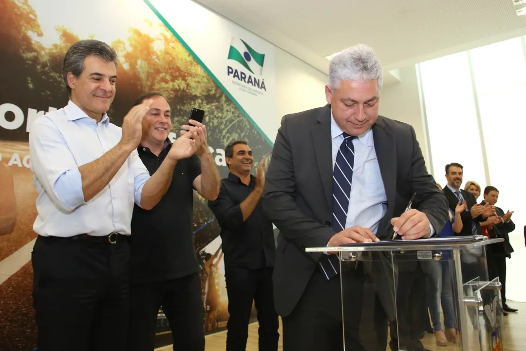 Beto Richa e Douglas Fabrício durante a assinatura da regulamentação do Proesporte - Foto: Divulgação/AEN