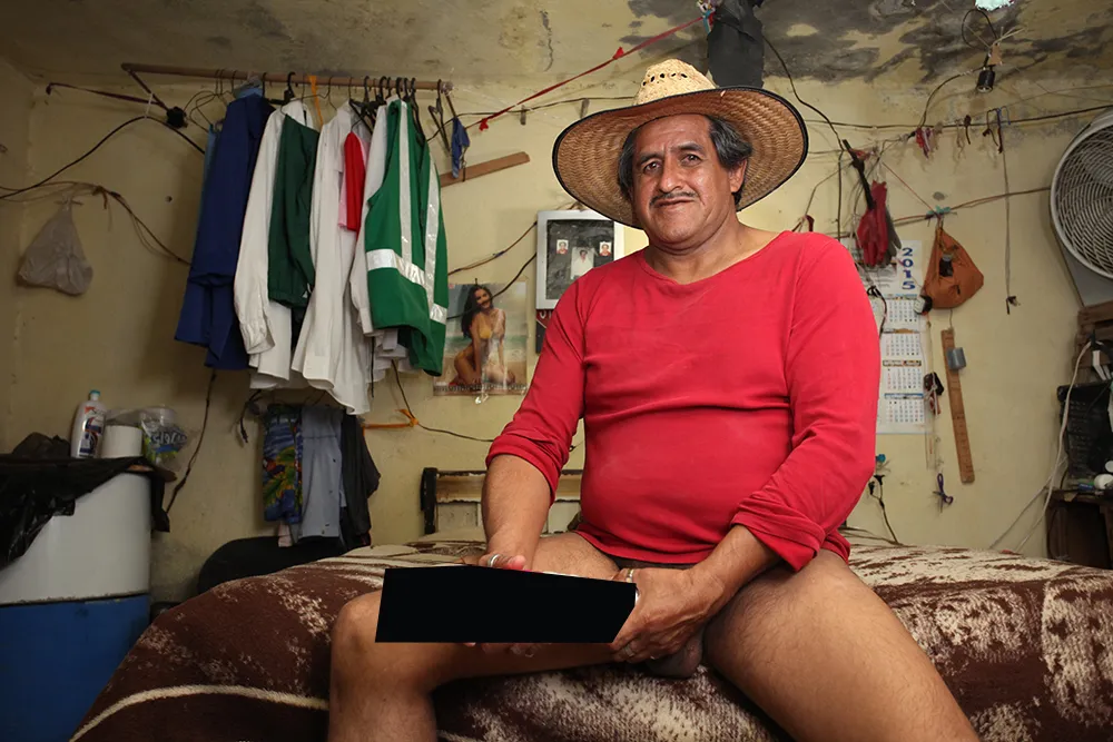 O mexicano Roberto Esquivel Cabrera, de 55 anos, é apontado atualmente como o homem com o maior pênis do mundo: 48 centímetros - Foto: Barcroft /Metro