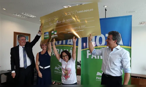 Governador entrega prêmio de R$ 1 milhão do Nota Paraná