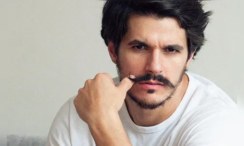 Ator de 'Carinha de Anjo', Bruno Lopes faz ensaio artístico nu