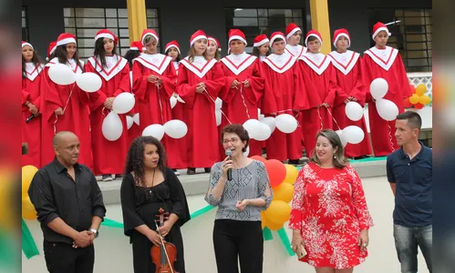 Alunos fazem cantata de Natal para funcionários da educação