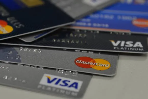 BC: taxa do rotativo do cartão de crédito cai para 218,3% ao ano