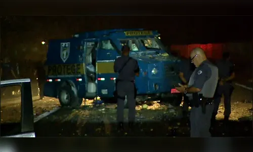 Pela 3ª vez, carros-fortes são alvos de ladrões em trecho de rodovia em SP