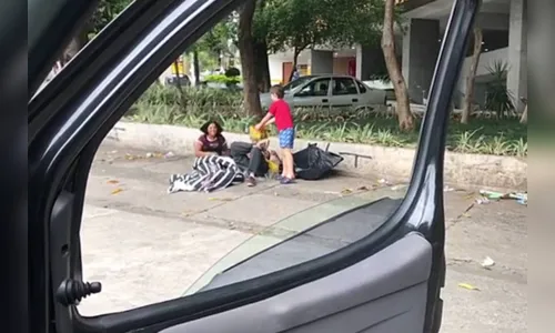 
							Otávio Mesquita leva filho para distribuir panetone a moradores de rua 
						
						