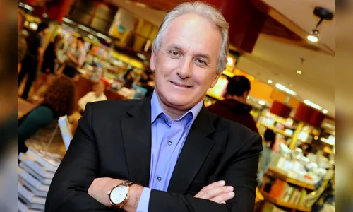 Otávio Mesquita leva filho para distribuir panetone a moradores de rua 