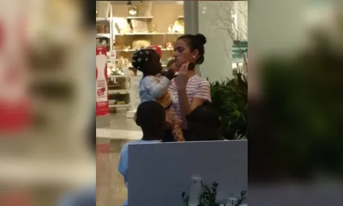  Bruna Marquezine leva crianças refugiadas para casa no Natal