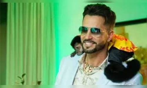 De bem com o filho, mãe de Latino chora ao ganhar TV de presente de Natal