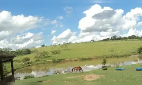 Trio invade fazenda durante festa de confraternização e rouba caminhonete e objetos