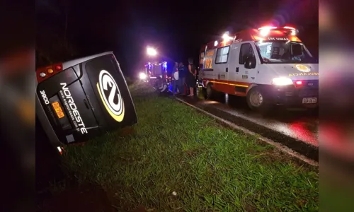 
							Batida entre ônibus e caminhonete fere mais de 10 pessoas
						
						
