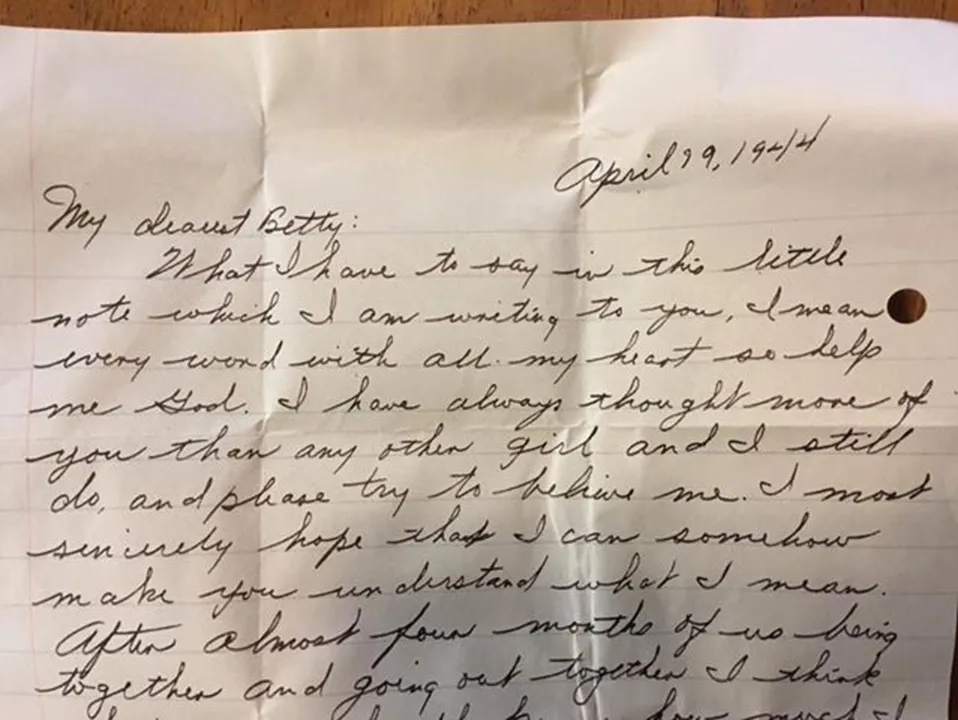 Carta de amor de 1944 foi encontrada em parede durante reforma de residência nos EUA - Foto: Greenfield, Mass Police Department/Facebook