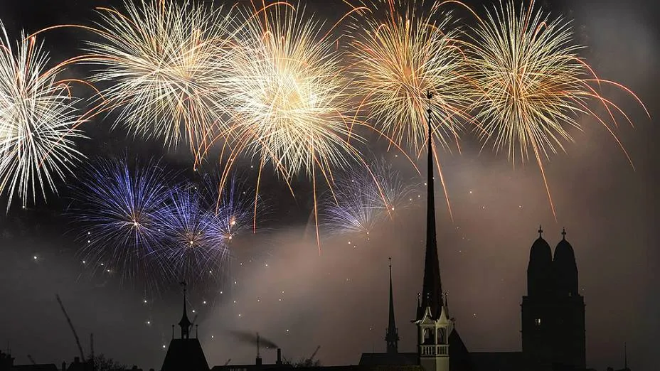 Show de fogos de artifício em Zurique, na Suíça para celebrar o Ano Novo (Steffen Schimidt/EFE/)