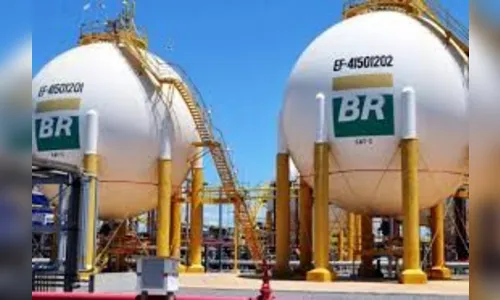 Petrobras anuncia reajuste de 1,7% no preço da gasolina  
