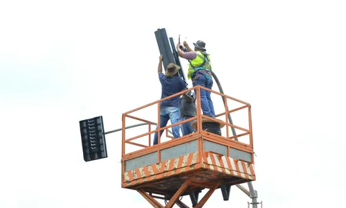 Prefeitura de Arapongas instala semáforos no cruzamento da Havan