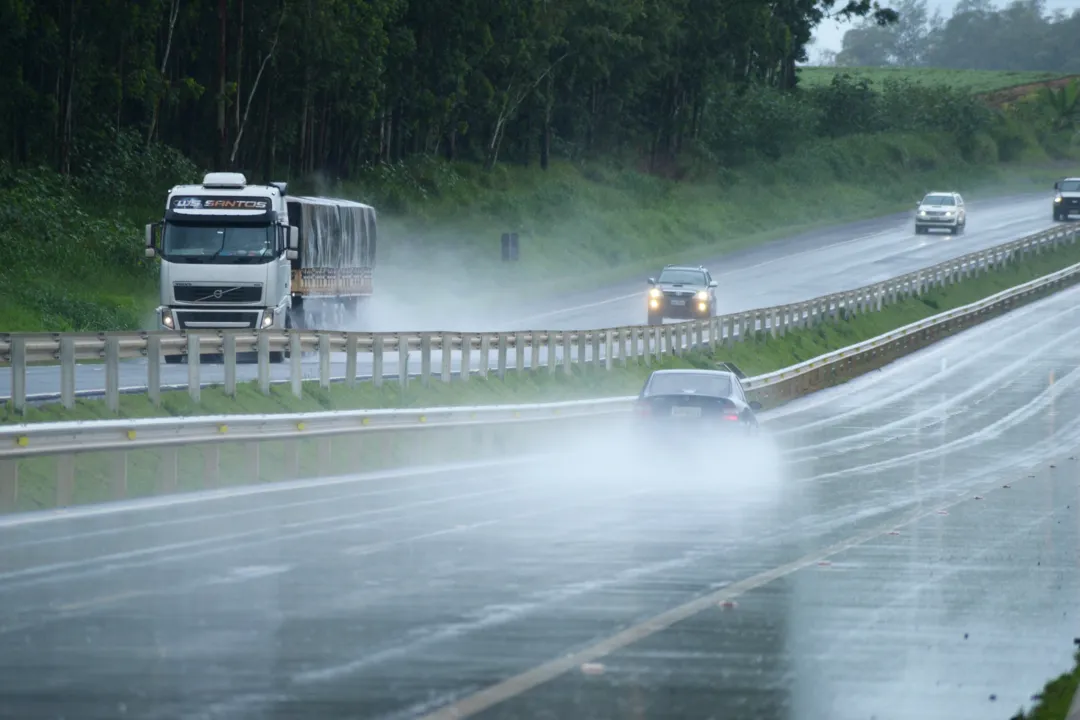 Chuva aumenta risco de acidentes no feriado, alerta PRF
